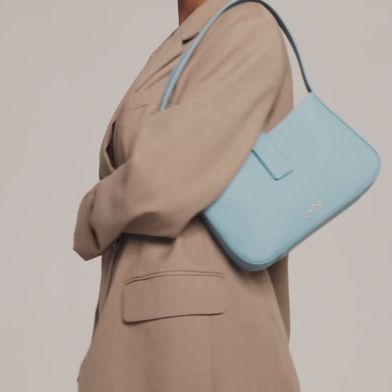 EVÉN Valenta baguette bag - light blue video