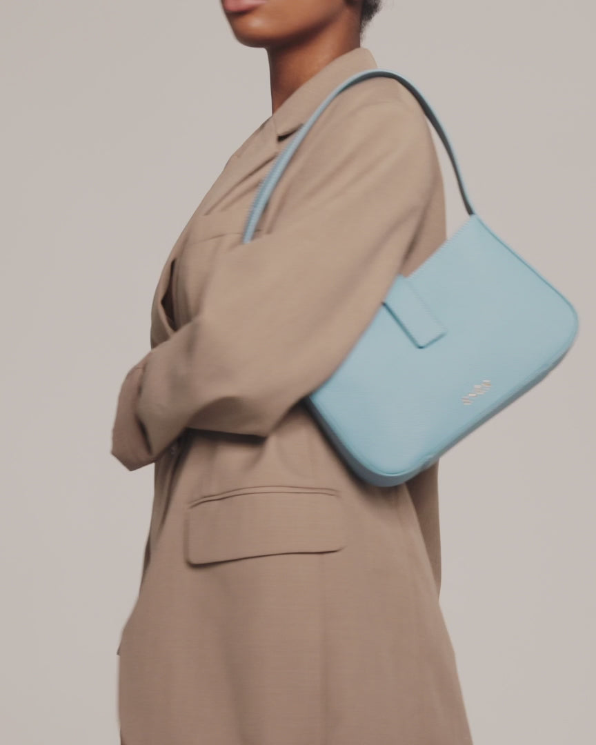 EVÉN Valenta baguette bag - light blue video